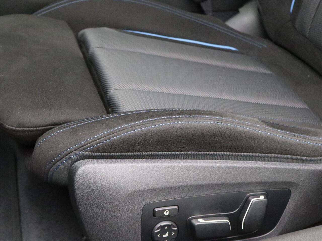 BMW 2-SERIE Coupé 220i High Executive | M Sportpakket Pro | Innovation Pack | Premium Pack | Stuurwielrand Verwarmd | Comfort Access | Schuifdak | Elektrisch Verstelbare Sportstoelen | Active Cruise Control | Harman Kardon | 19''