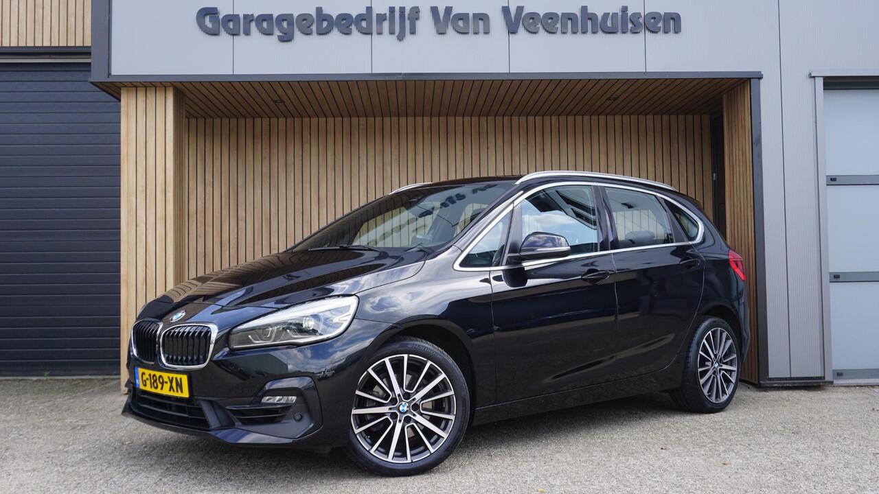 BMW 2-SERIE Active Tourer 220i 190pk Sportline High Executive Pano.Dak Leder LED Head-up 18inch LM Trekhaak A-Camera *NL auto* 70453km!