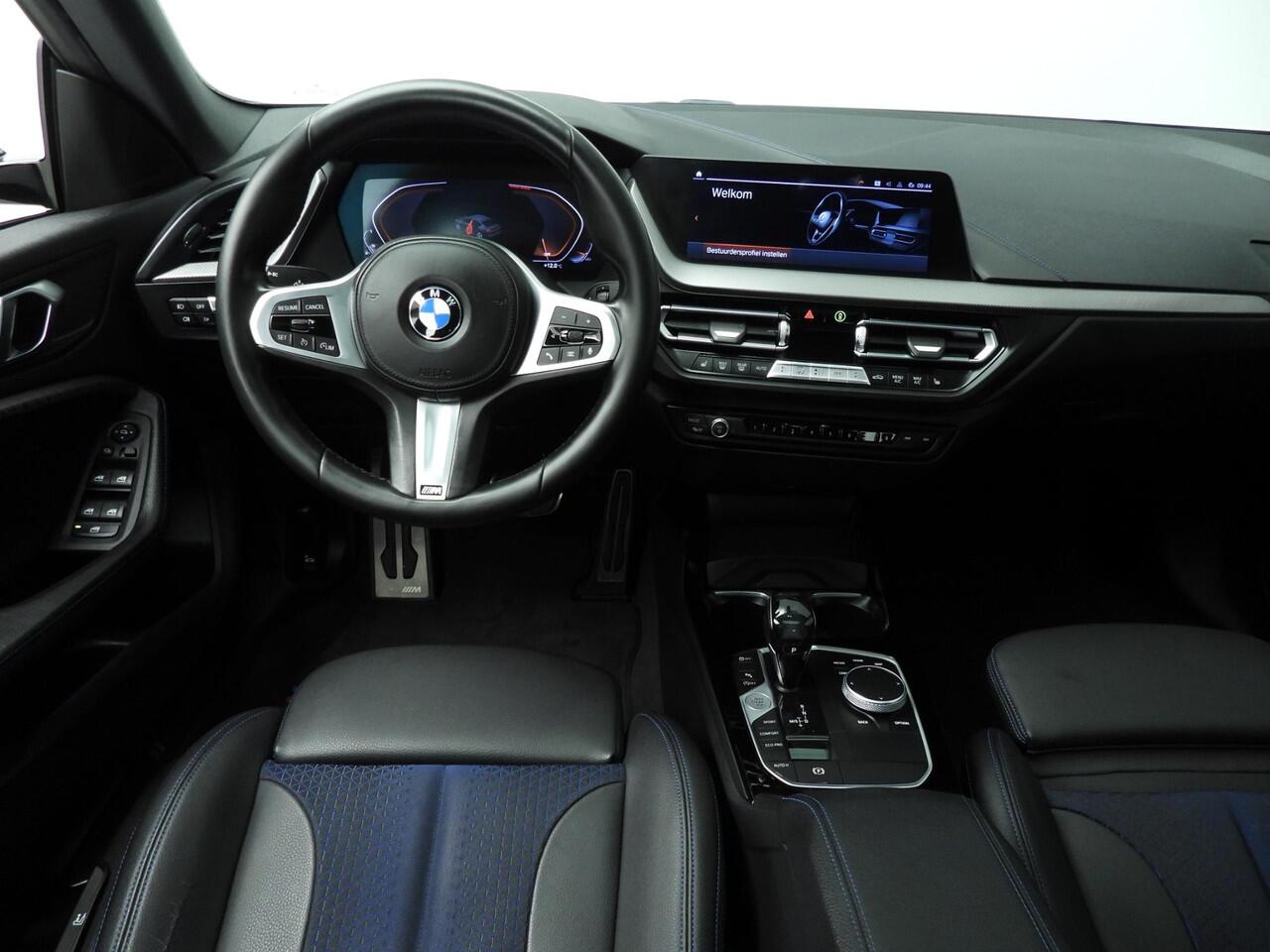 BMW 2-SERIE Gran Coupe 218i | M-Sportpakket | LED | Navigatie | Schuifdak | Stoelverwarming | Sportstoelen | Alu 18 inch