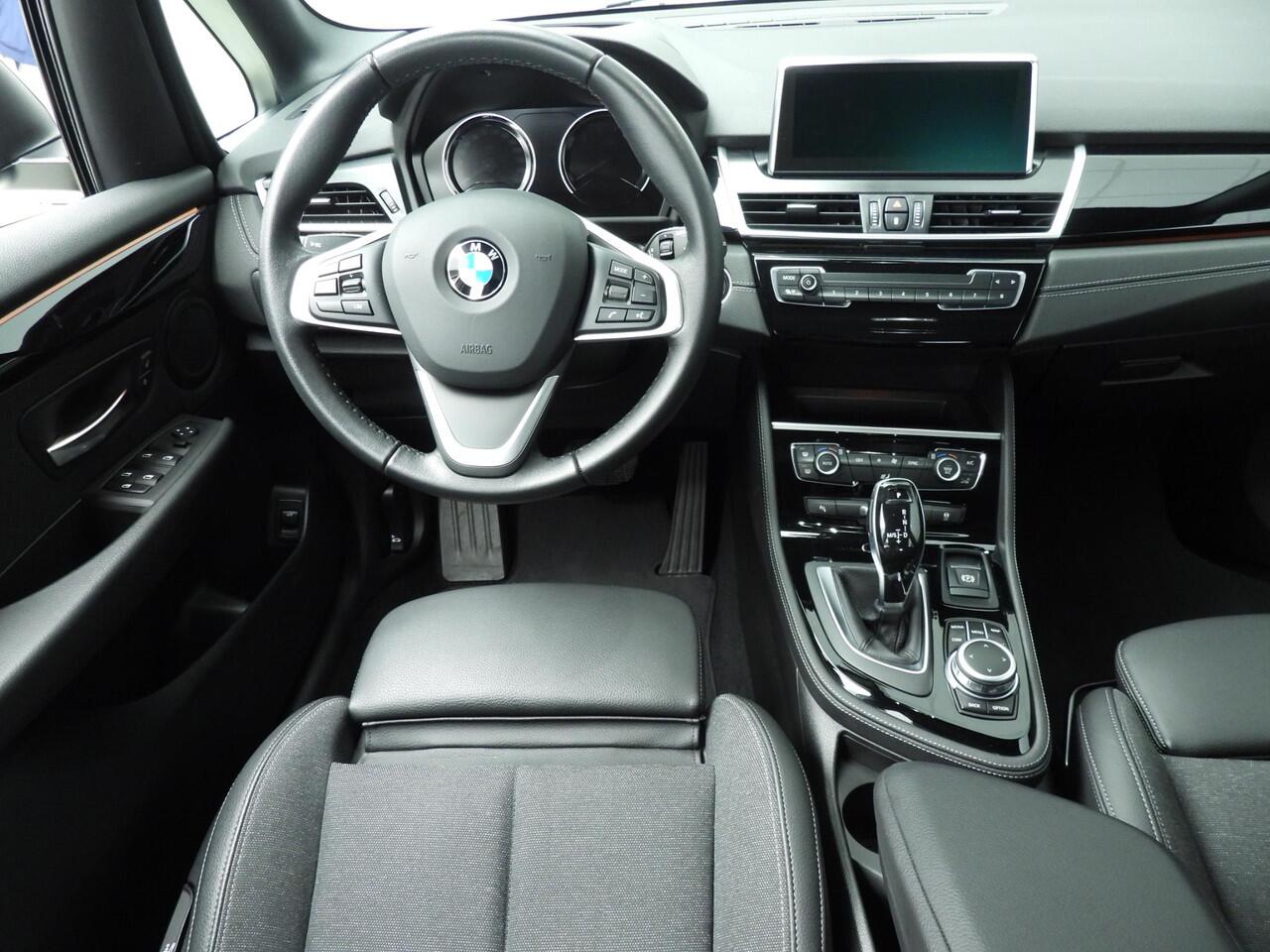 BMW 2-SERIE Active Tourer 218i Automaat Sportline / Trekhaak / PDC / Climate / Cruise / LED / Head-up / Sportstoelen / Alu wielen 17 inch