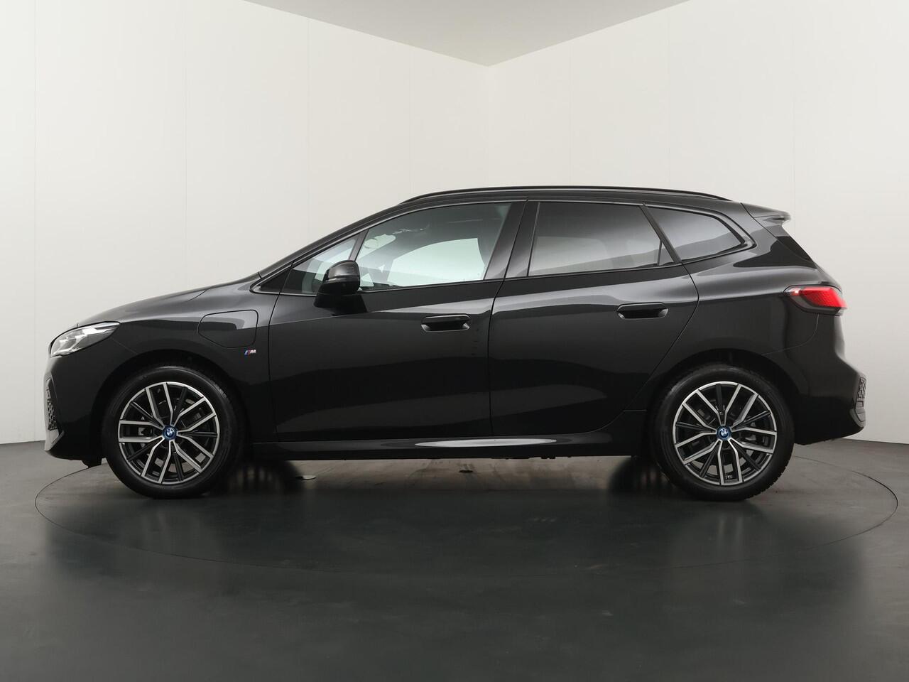 BMW 2-SERIE Active Tourer 225e xDrive | M-Sportpakket | Head-Up | Panoramadak | Stoelverwarming |