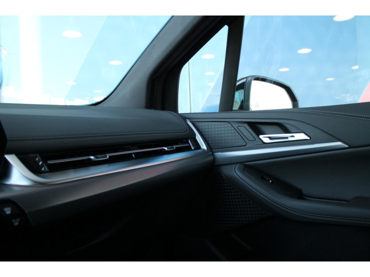 BMW 2-SERIE Active Tourer 225e xDrive High Executive M Sport Automaat / Panoramadak / Trekhaak / Sportstoelen / Adaptieve LED / M Adaptief onderstel / Head-Up / Parking Assistant Plus