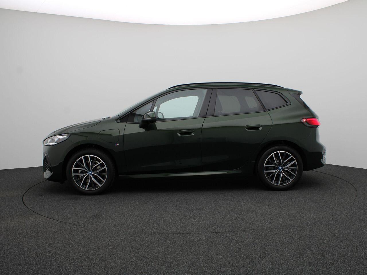 BMW 2-SERIE Active Tourer 225e xDrive M Sportpakket | Premium Pack | Comfort Pack | Travel Pack | Stuurwielrand Verwarmd | Trekhaak | Panoramadak | Elektrisch Verstelbare Sportstoelen | Driving Assistant Plus | Harman Kardon | 18''