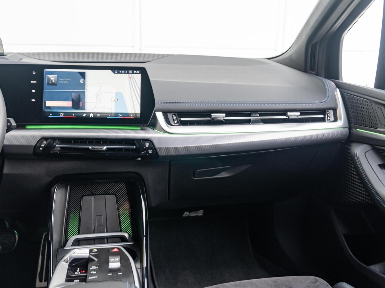 BMW 2-SERIE Active Tourer 225e xDrive | M Sportpakket | Innovation Pack | Comfort Access | Head-Up Display | Driving Assistant Plus | 17''