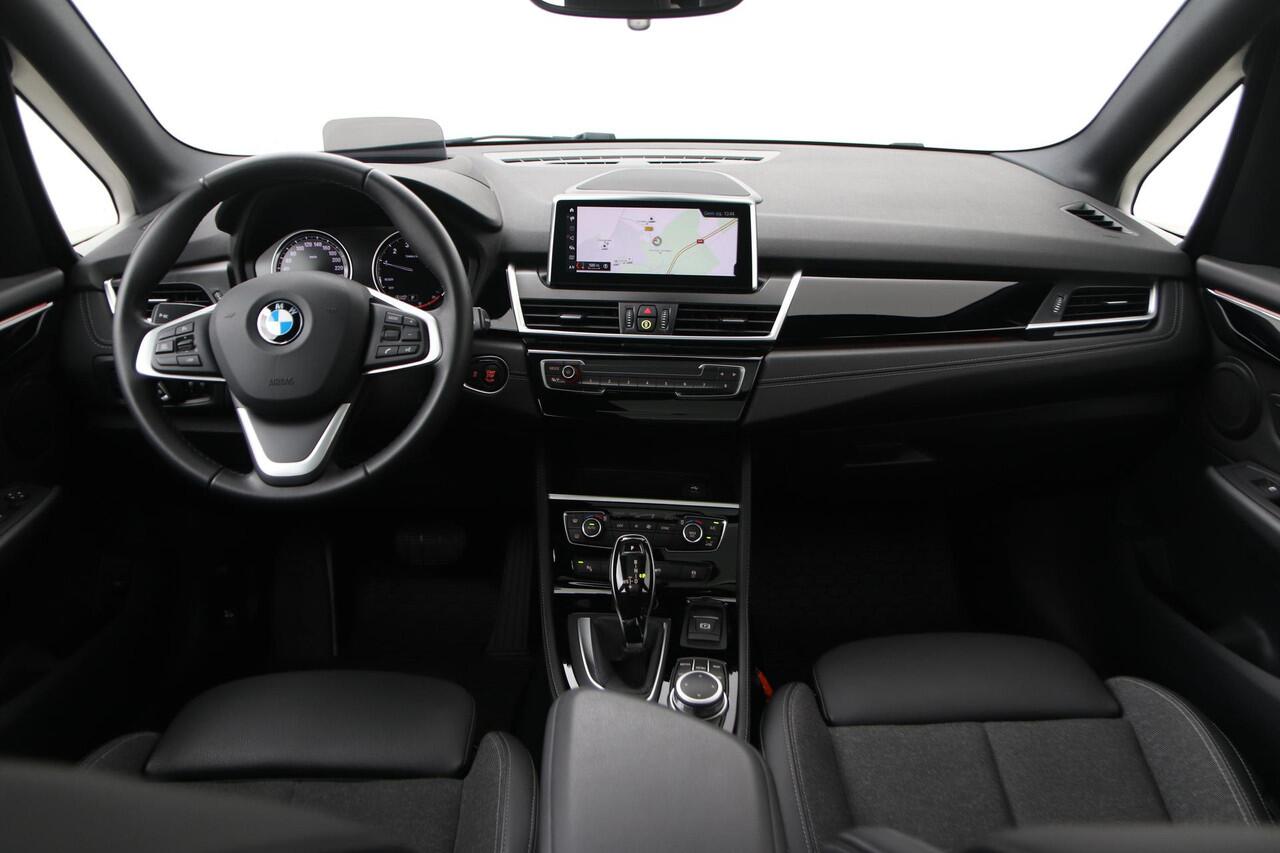BMW 2-SERIE Active Tourer 218i High Executive | Panoramadak | Trekhaak | Head-Up | Camera