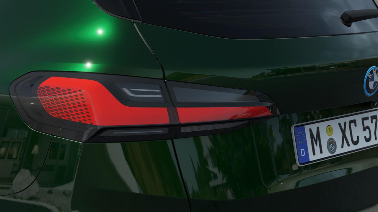 BMW 2-SERIE Active Tourer 225e xDrive High Executive M Sport Automaat / Panoramadak / Trekhaak / Sportstoelen / Adaptieve LED / M Adaptief onderstel / Head-Up / Comfort Access / Parking Assistant Plus