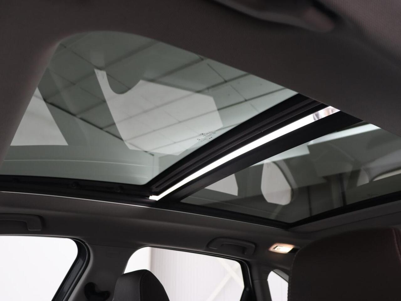 BMW 2-SERIE Active Tourer 225xe iPerformance Luxury Line | Panoramadak | Leder | Head-Up | Camera | Keyless | Navigatie | Park Assist | Adaptief LED