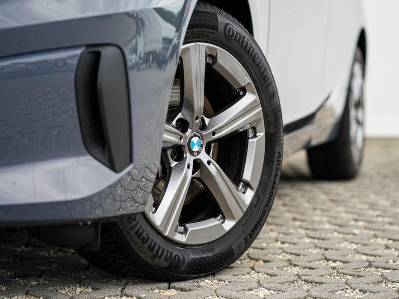 BMW 2-SERIE Active Tourer 218i Trekhaak Panoramadak Stuurwielverwarming Stoelverwarming LED Achteruitrijcamera Keyless Entry