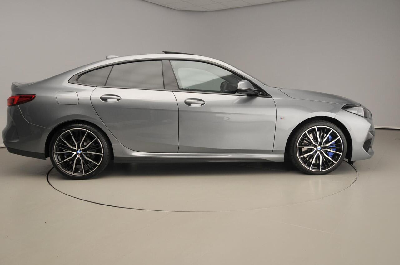 BMW 2-SERIE Gran Coupe 218i | M-Sportpakket | LED | Leder | Navigatie | Schuifdak | M- Sportstoelen | DAB | Hifi speakers | Alu 19 inch