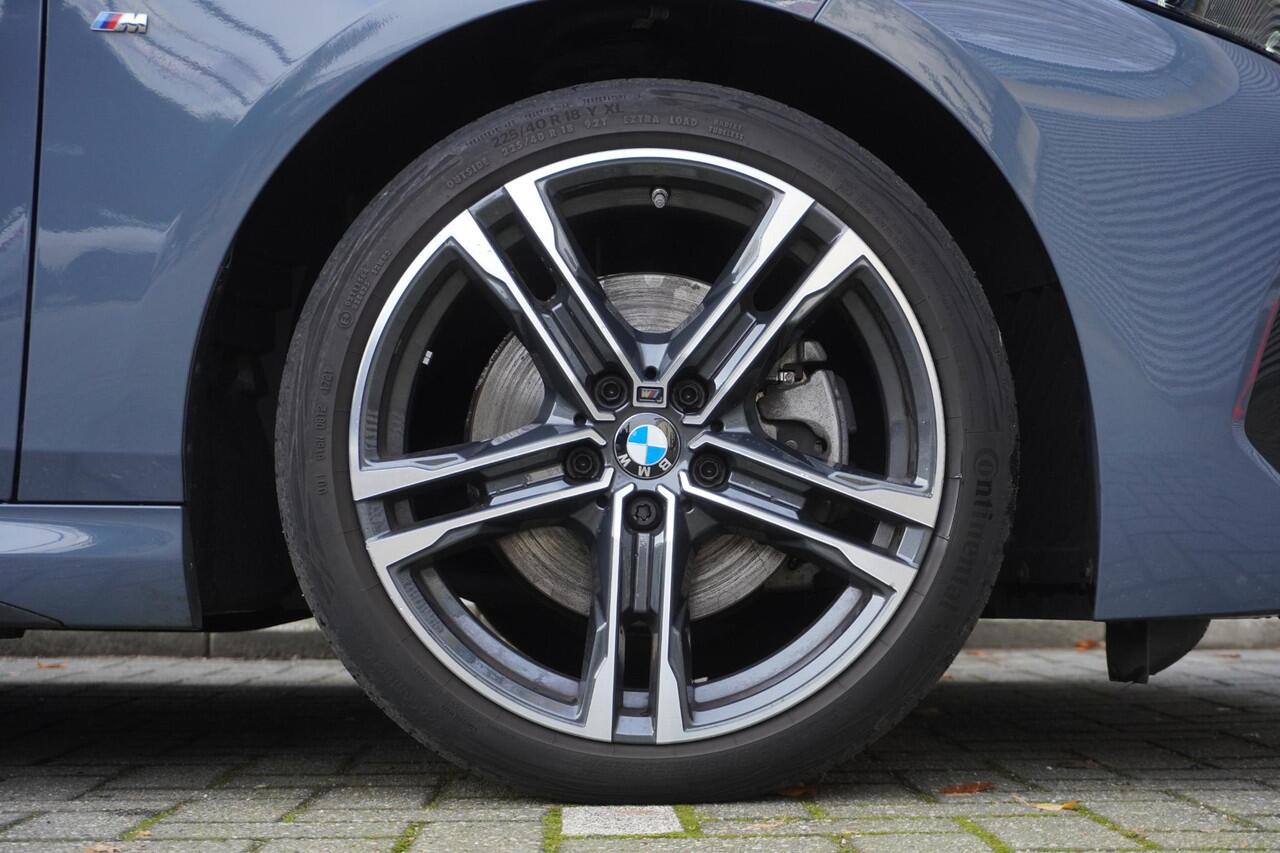 BMW 2-SERIE Gran Coupé 218i Model M Sport | Executive | Glazen panoramadak | 18 inch LM Dubbelspaak M | Alarmsysteem klasse 3 | Extra getint glas