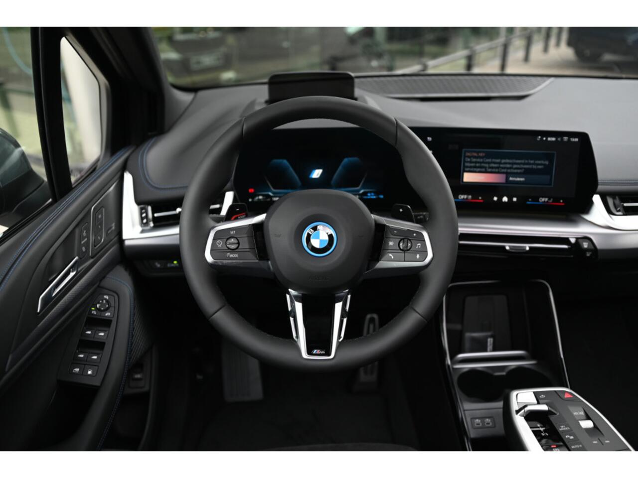 BMW 2-SERIE Active Tourer 225e xDrive High Executive M Sport Automaat / Panoramadak / Trekhaak / Sportstoelen / M Adaptief onderstel / Parking Assistant Plus / Head-Up / Harman-Kardon