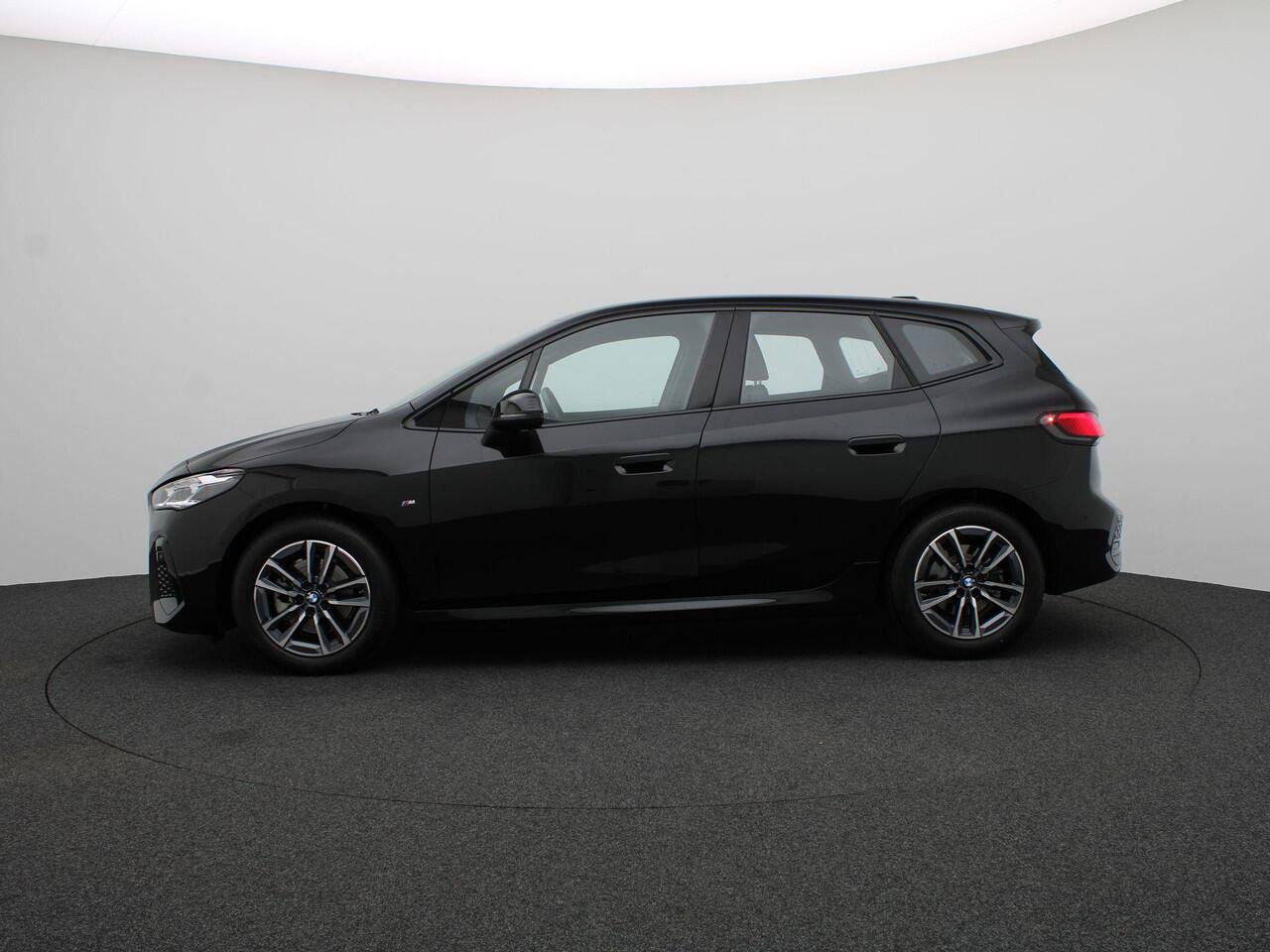BMW 2-SERIE Active Tourer 220i M Sportpakket | Achteruitrijcamera | Parking Assistant | Elektrisch verwarmde voorstoelen | 17''