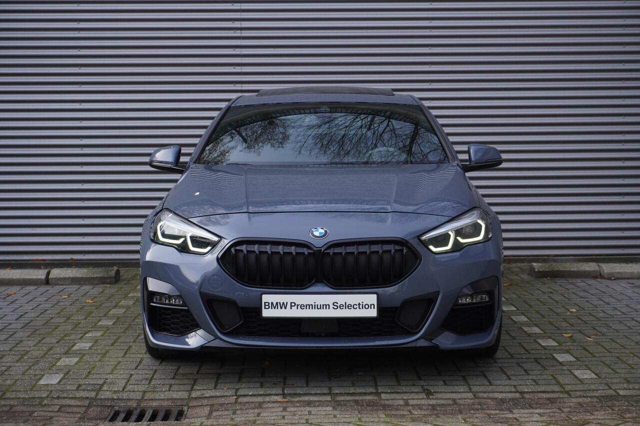 BMW 2-SERIE Gran Coupé 218i Model M Sport | Executive | Glazen panoramadak | 18 inch LM Dubbelspaak M | Alarmsysteem klasse 3 | Extra getint glas
