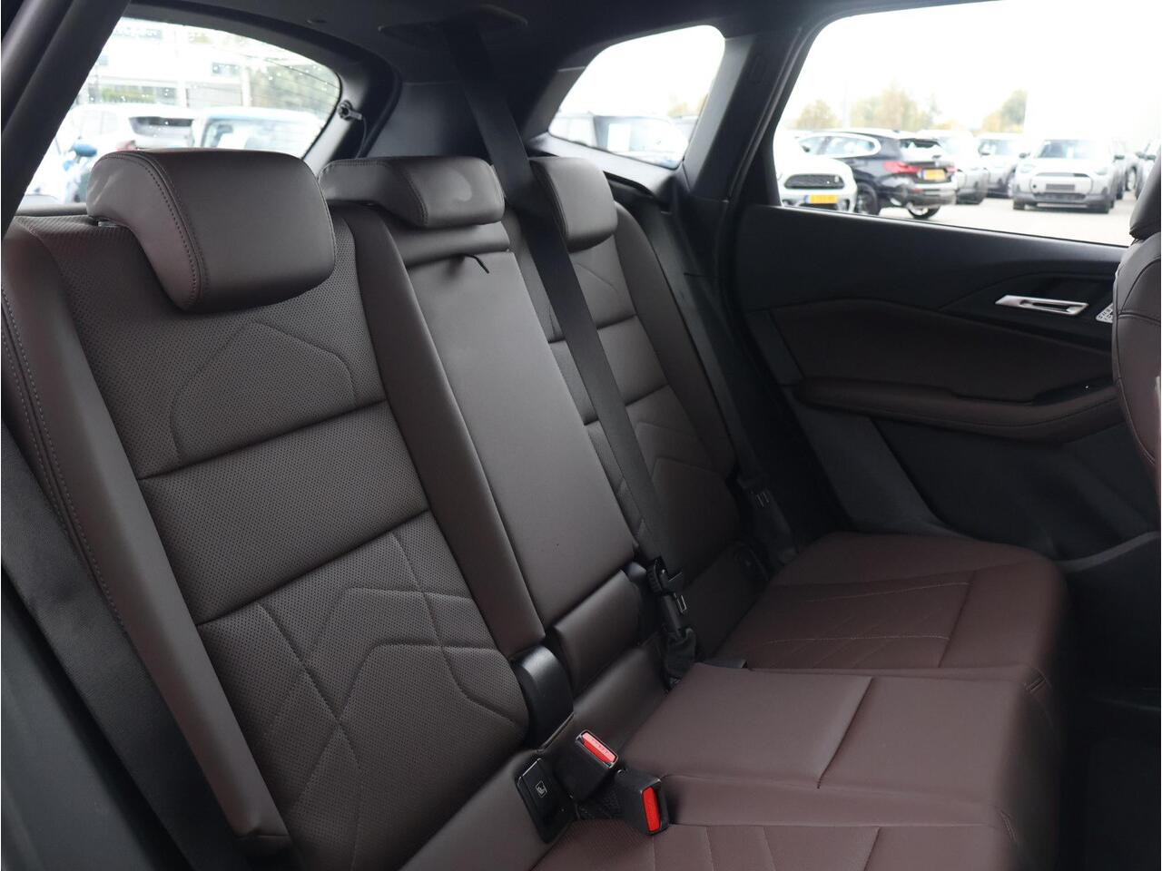 BMW 2-SERIE Active Tourer 230e xDrive M Sport/ Glazen Panoramadak/ Elektrisch verstelbare en verwarmbare stoelen/ Head-Up/ Harman Kardon