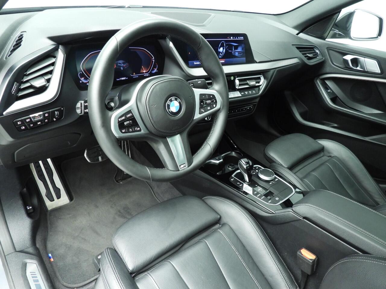 BMW 2-SERIE Gran Coupe 218i | M-Sportpakket | LED | Leder | Navigatie | Schuifdak | M- Sportstoelen | DAB | Hifi speakers | Alu 19 inch