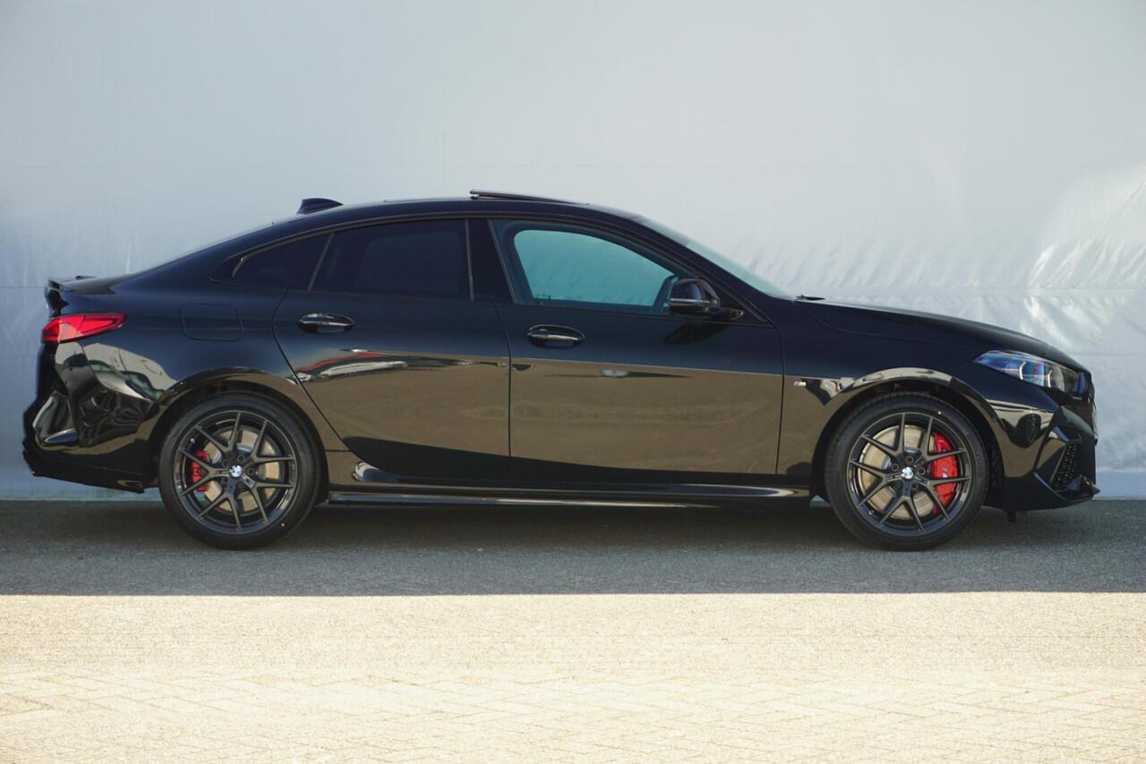 BMW 2-SERIE Gran Coupé M235 xDrive | Panoramadak / Head-up / Rondomzicht camera's / Elektrische Stoelen met geheugen / Comfort Access