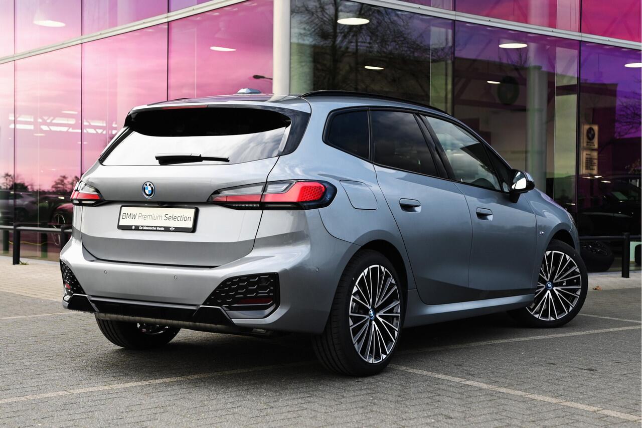 BMW 2-SERIE Active Tourer 225e xDrive High Executive M Sport Automaat / Panoramadak / Trekhaak / Sportstoelen / Adaptieve LED / M Adaptief onderstel / Parking Assistant Plus / Head-Up