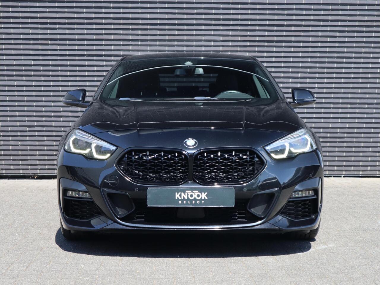 BMW 2-SERIE Gran Coupé 218i High Executive M Sport Pakket Automaat / Live Cockpit Professional / Apple CarPlay / Leder / 18 Inch / Shadow Line / DAB / Extra Getint Glas / LED / Stoelverwarming / Lichtpakket / Parkeersensoren