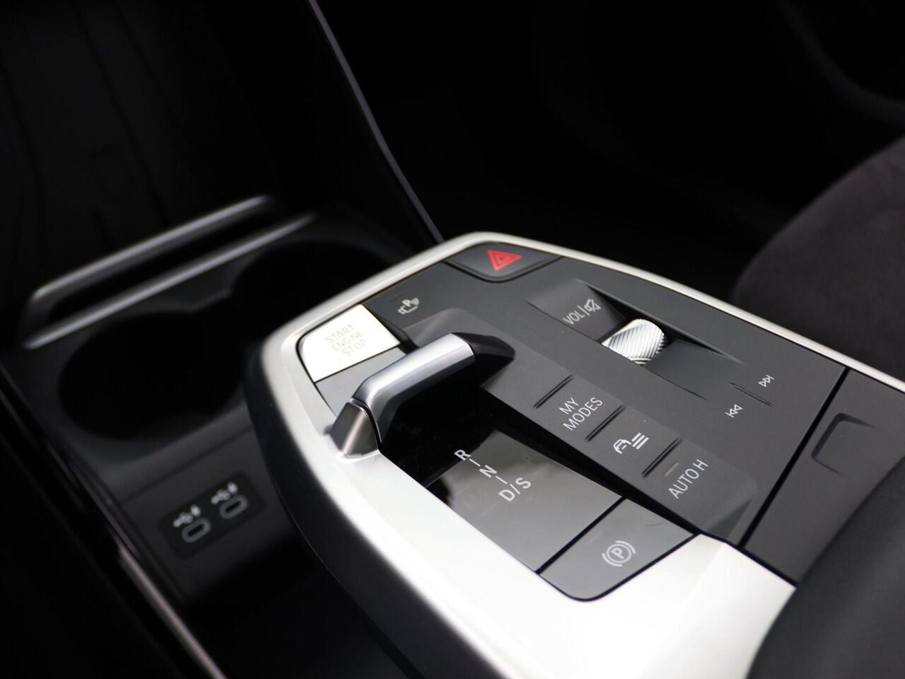 BMW 2-SERIE Active Tourer 225e xDrive M Sportpakket | Premium Pack | Travel Pack | Achteruitrijcamera | Panoramadak | 17"