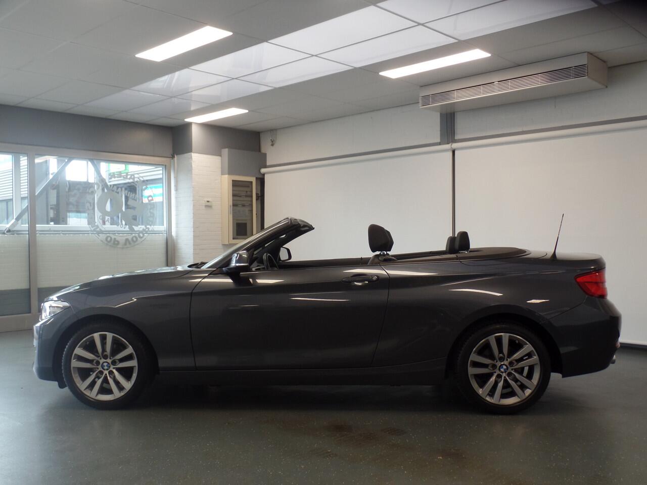 BMW 2-SERIE Cabrio 218i High Executive Xenon, Leder, Stoelverwarming, Cruise controle, Elek kap, Lm velgen 17", Navigatie, Pdc, Full options, 62.000km Uniek!! Bovag afleverpakket 695,-