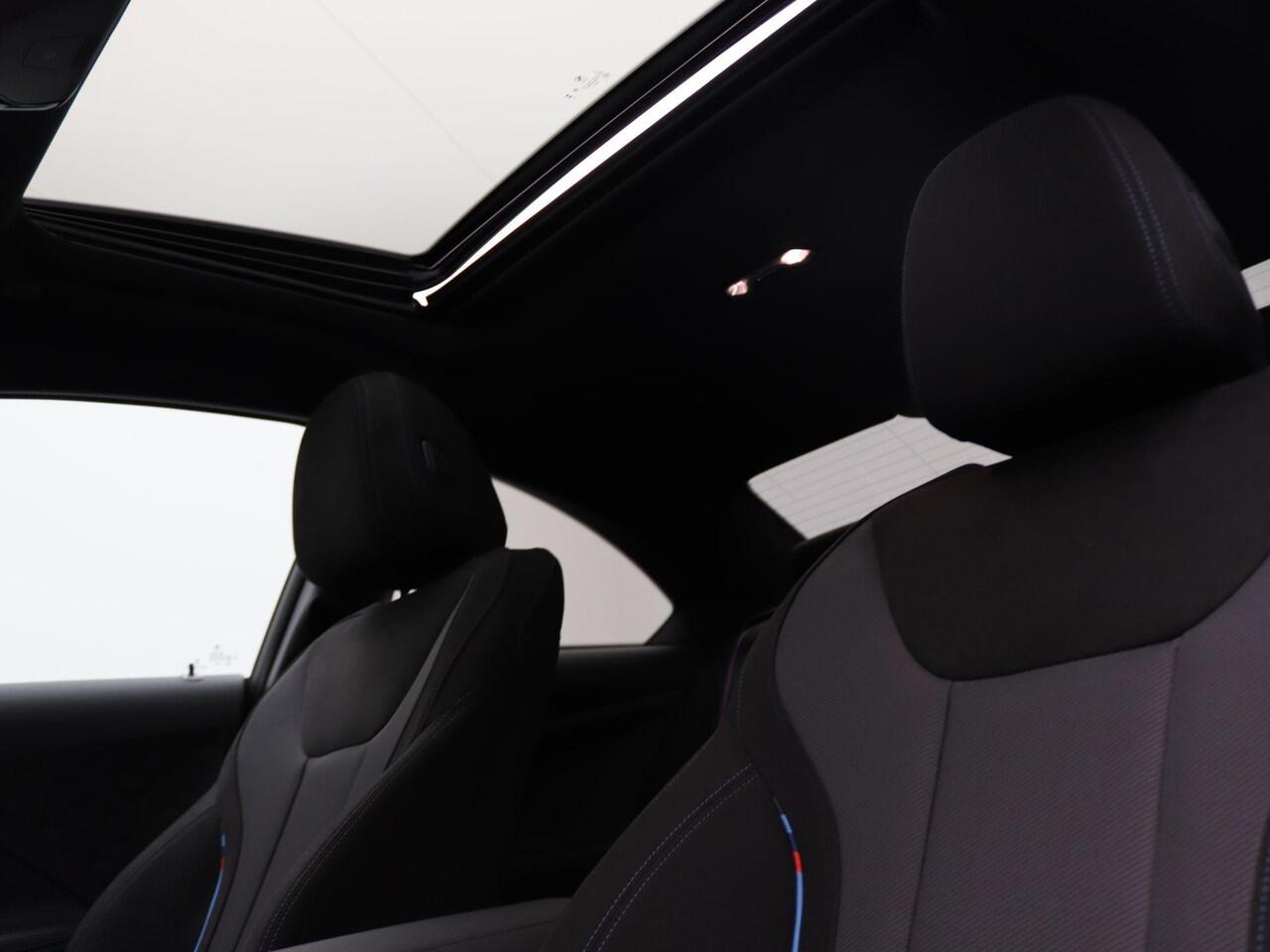 BMW 2-SERIE Coupé 220i High Executive | M Sportpakket Pro | Innovation Pack | Premium Pack | Stuurwielrand Verwarmd | Comfort Access | Schuifdak | Elektrisch Verstelbare Sportstoelen | Active Cruise Control | Harman Kardon | 19''