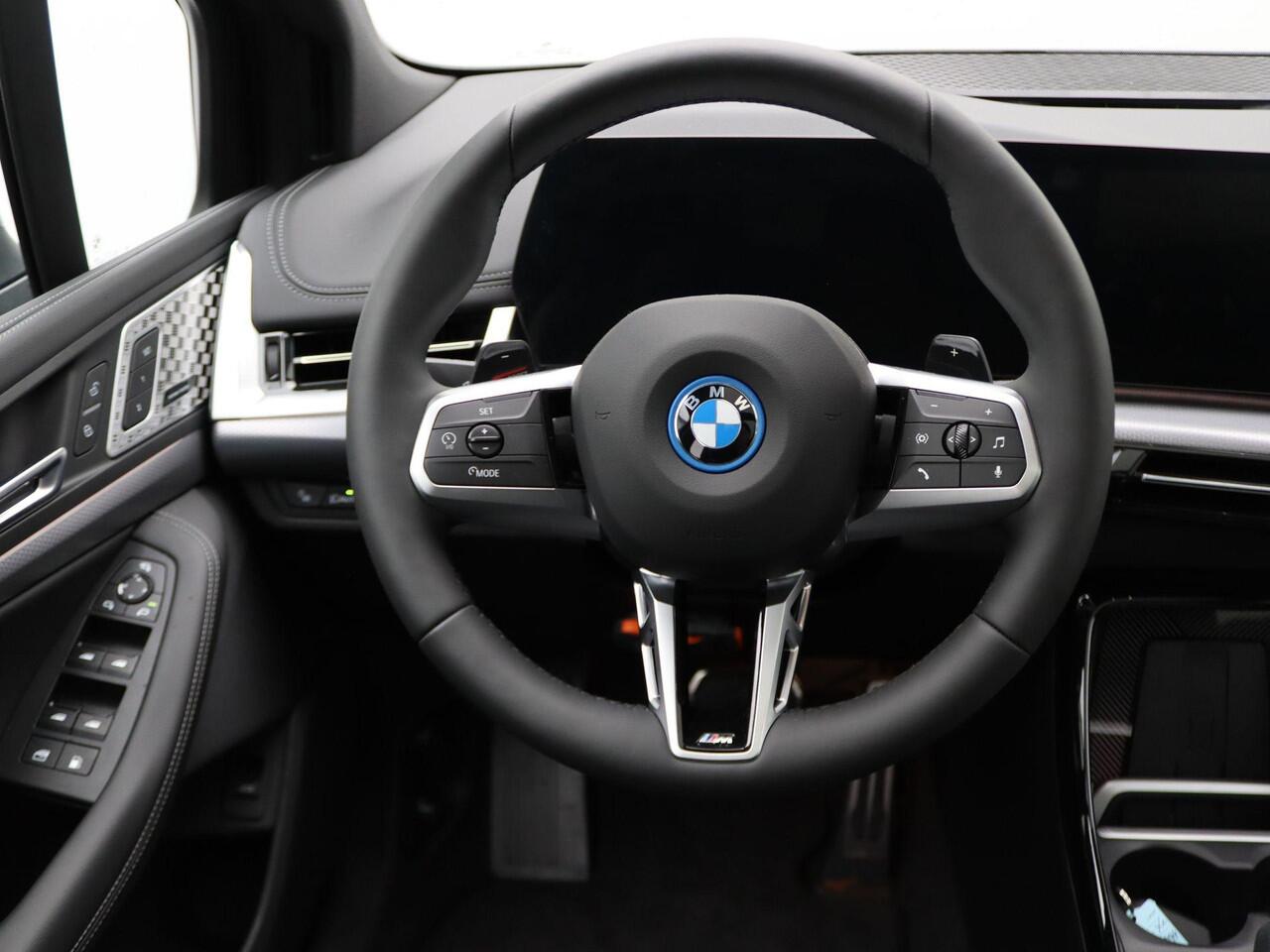 BMW 2-SERIE Active Tourer 225e xDrive M Sportpakket | Premium Pack | Comfort Pack | Travel Pack | Stuurwielrand Verwarmd | Trekhaak | Panoramadak | Elektrisch Verstelbare Sportstoelen | Driving Assistant Plus | Harman Kardon | 18''