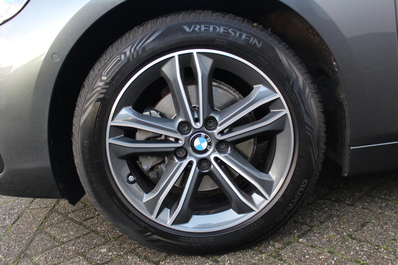 BMW 2-SERIE Active Tourer 218i-140pk Executive Edition AUTOMAAT ! Uiterst nette, erg luxe en goed onderhouden hoogzitter. Autm. airco, metallic lak, trekhaak, cruise control, HUD, LED verl., elektr. achterklep, navigatie, telefoonvoorb., LM wielen+all season banden r
