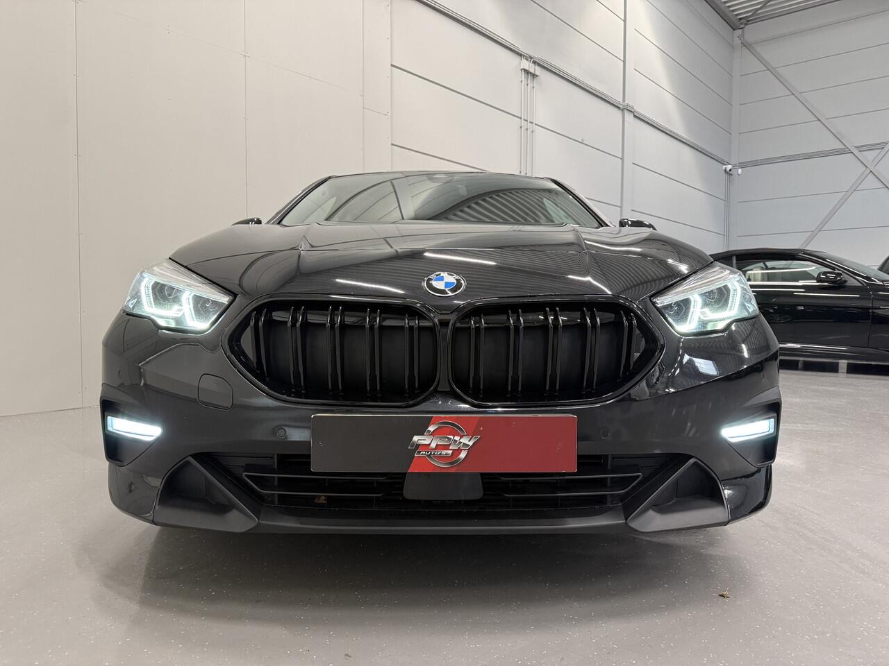 BMW 2-SERIE Gran Coupé 218i Edition BLACK Aut. 96.514km/LED/CARPLAY/LIVE COCKPIT PRO/17"M-SPORT/CRUISE/DRIVING-ASS/SHADOW-LINE/BLACK-GRILLE/SAPHIRSCHWARZ-METALLIC/ORIG. NL AUTO