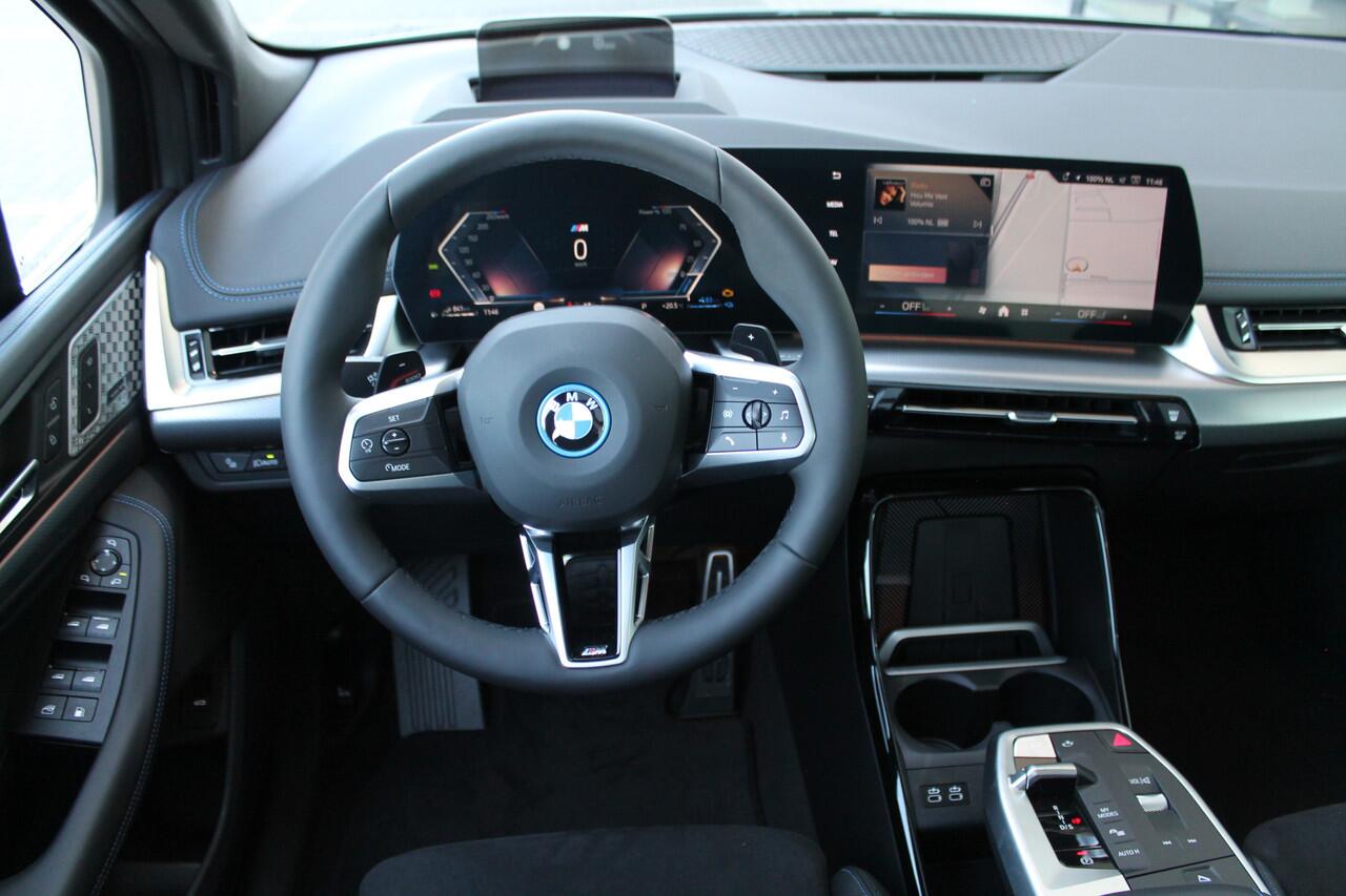 BMW 2-SERIE Active Tourer 225e xDrive High Executive M Sport Automaat / Panoramadak / Trekhaak / Sportstoelen / M Adaptief onderstel / Head-Up / Adaptieve LED / Parking Assistant Plus