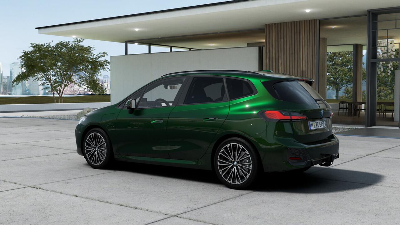 BMW 2-SERIE Active Tourer 225e xDrive High Executive M Sport Automaat / Panoramadak / Trekhaak / Sportstoelen / Adaptieve LED / M Adaptief onderstel / Head-Up / Comfort Access / Parking Assistant Plus