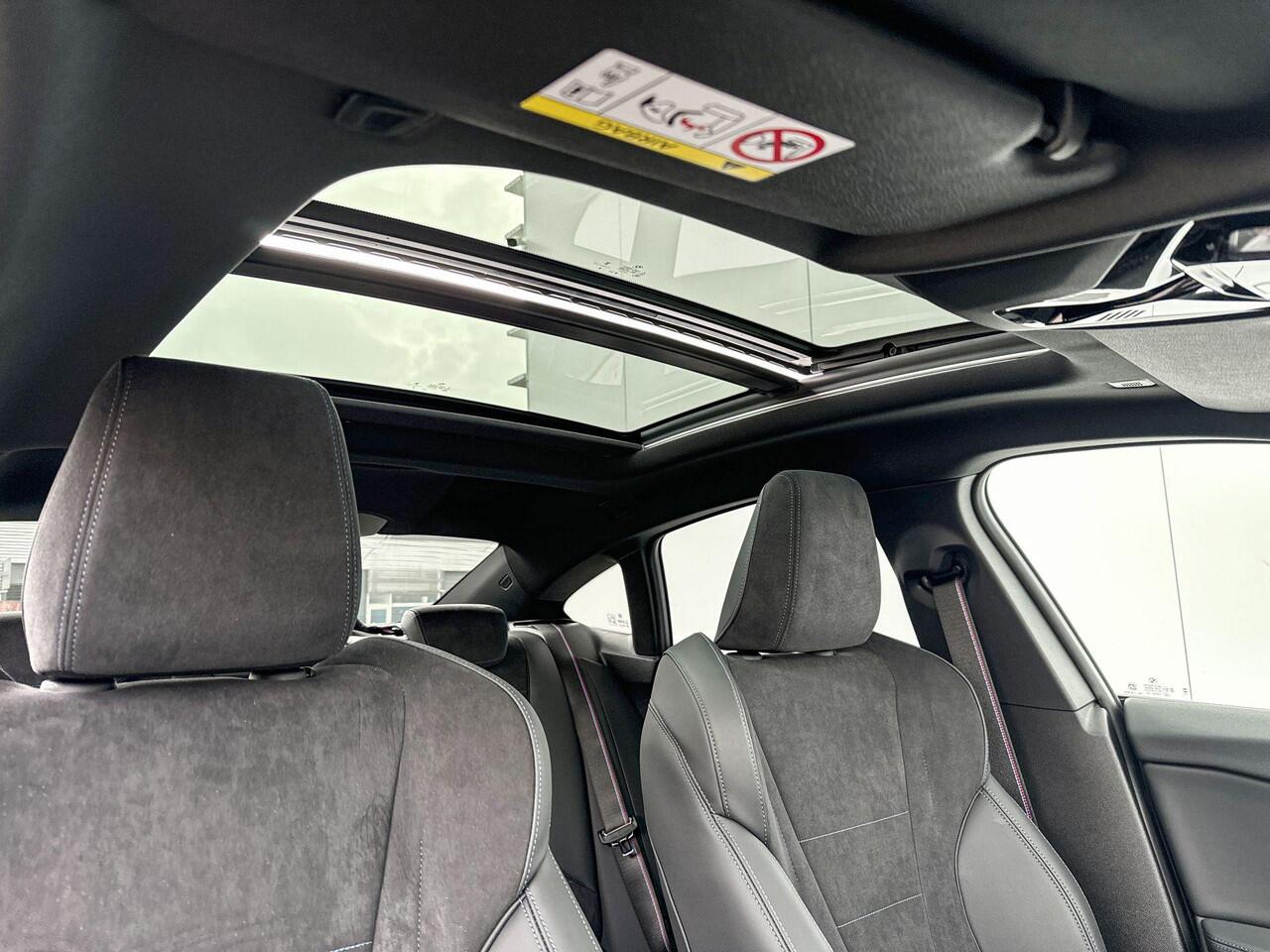 BMW 2-SERIE Gran Coupé 220 M-Sport Pro / Glazen Schuifdak / Adaptieve LED koplampen / Driving Assistant / Driving Assistant plus / Stuurwielrand verwarming / Camera / Harman Kardon / 19 inch