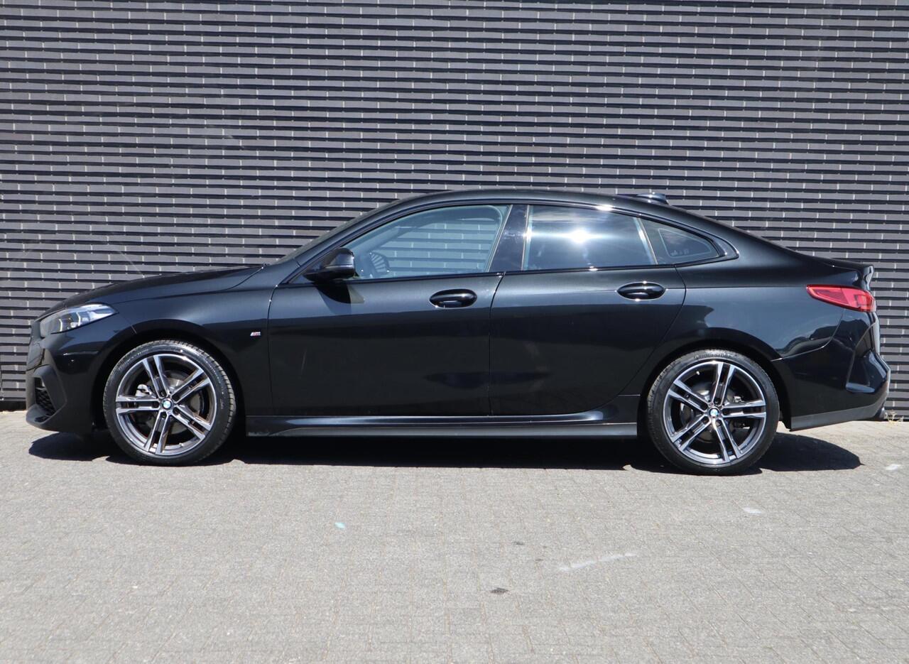 BMW 2-SERIE Gran Coupé 218i High Executive M Sport Pakket Automaat / Live Cockpit Professional / Apple CarPlay / Leder / 18 Inch / Shadow Line / DAB / Extra Getint Glas / LED / Stoelverwarming / Lichtpakket / Parkeersensoren