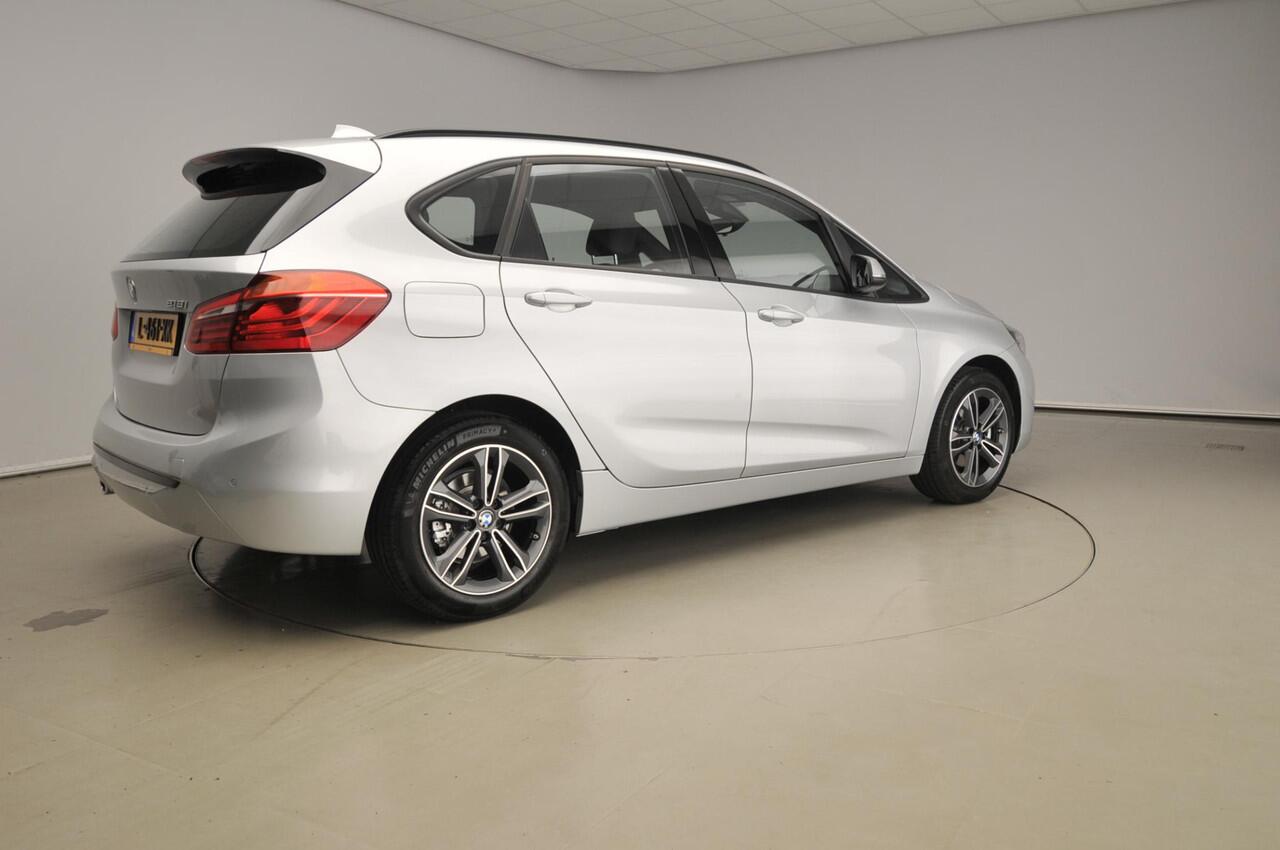 BMW 2-SERIE Active Tourer 218i Automaat Sportline / Trekhaak / PDC / Climate / Cruise / LED / Head-up / Sportstoelen / Alu wielen 17 inch