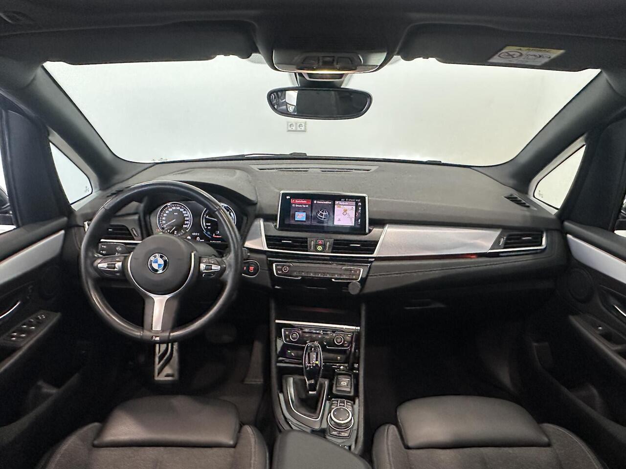 BMW 2-SERIE Active Tourer 218i High Executive | M Sport | Panoramadak | Trekhaak afneembaar | Parkeersensoren voor, achter en achteruitrijcamera