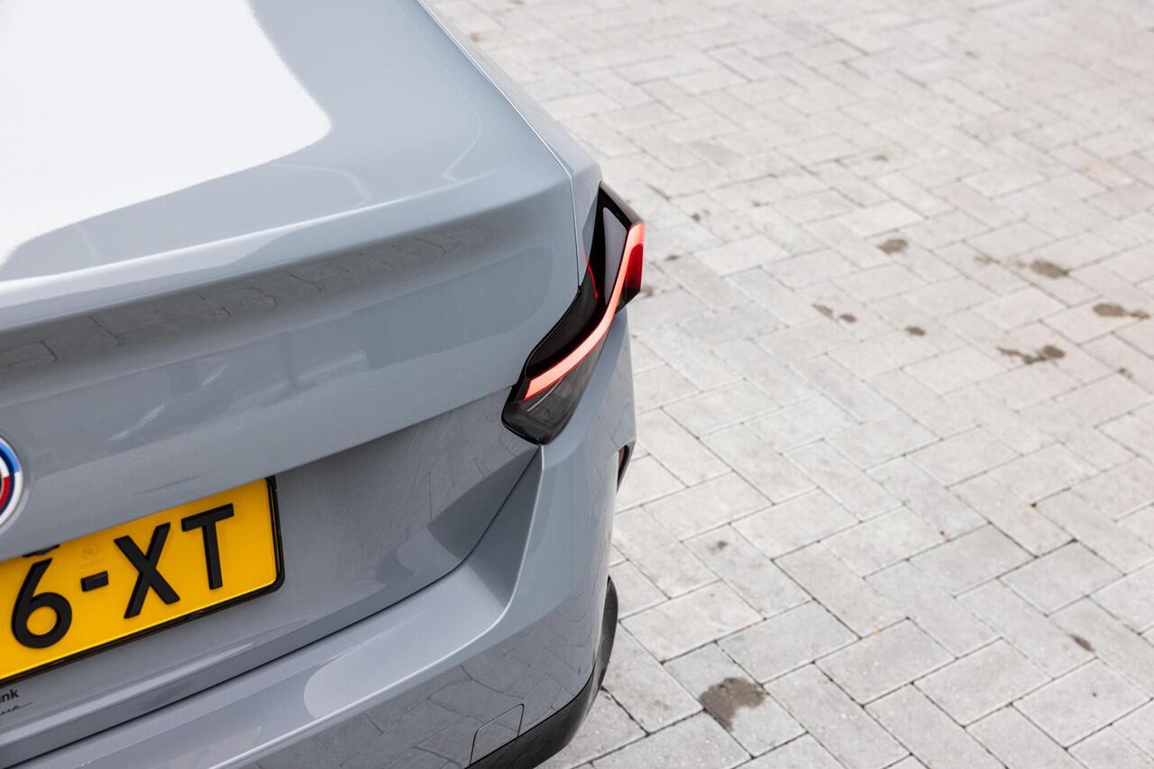 BMW 2-SERIE Coupé 218i | M-Sport | Live Dashboard Plus | Apple Carplay/Android Auto | NL auto | Cruise control adaptief | 19'' LMV | Stoelverwarming | Sportstoelen |