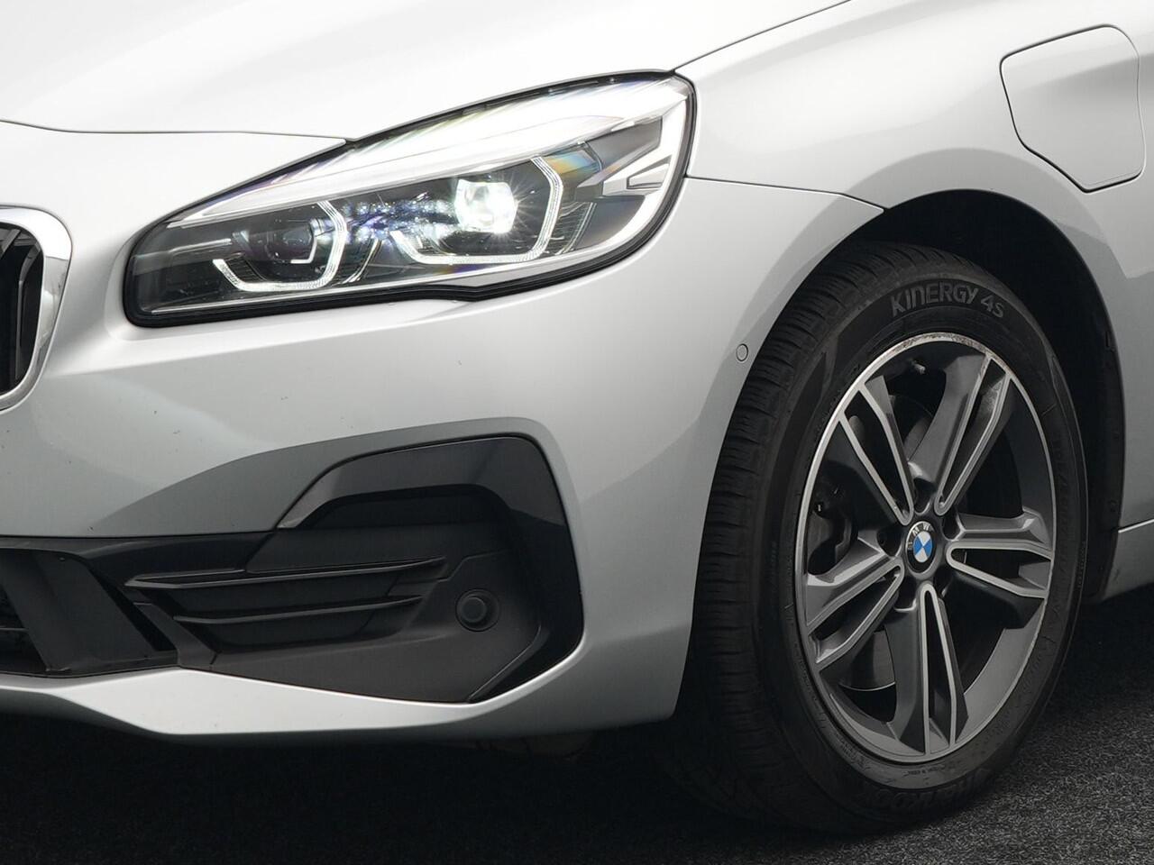 BMW 2-SERIE Active Tourer 225xe iPerformance Sportline Plug In Hybrid 225pk PHEV | Panodak | Sportstoelen Memory | Camera | Stoelverwarming | Navi Full Map | Keyless | LED |