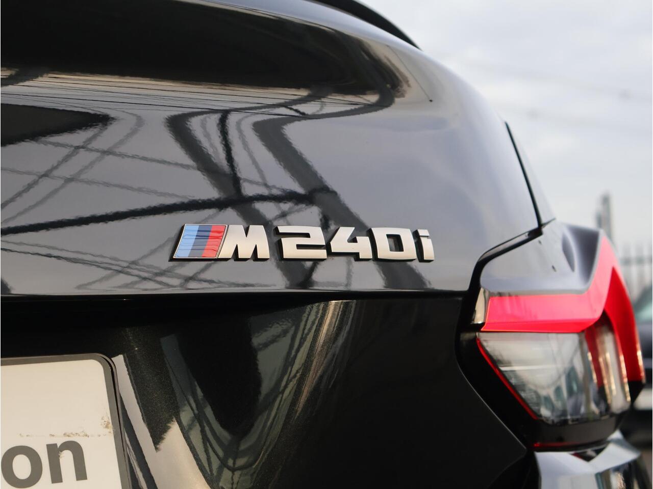 BMW 2-SERIE Coupé M240i xDrive M-Sportpakket / Extra Getint Glas / HIFI / 19'' /