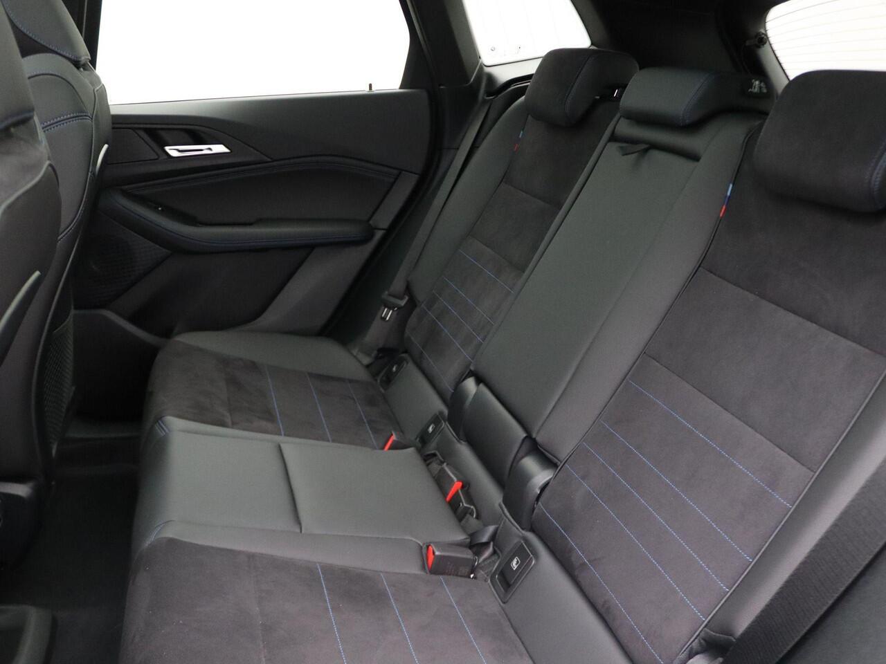 BMW 2-SERIE Active Tourer 225e xDrive M Sportpakket | Premium Pack | Travel Pack | Achteruitrijcamera | Panoramadak | 17"