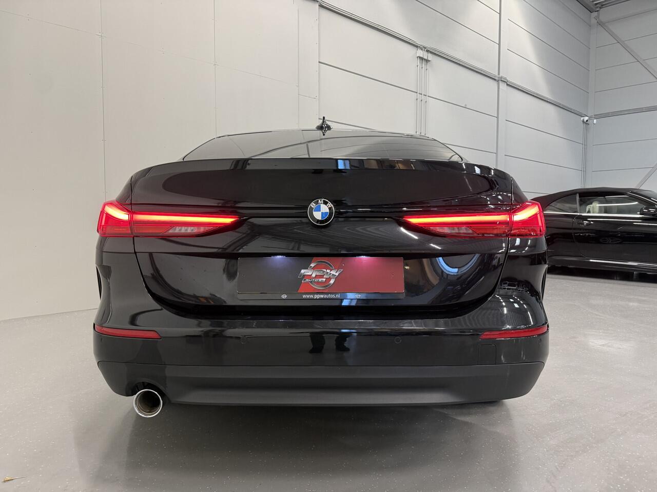 BMW 2-SERIE Gran Coupé 218i Edition BLACK Aut. 96.514km/LED/CARPLAY/LIVE COCKPIT PRO/17"M-SPORT/CRUISE/DRIVING-ASS/SHADOW-LINE/BLACK-GRILLE/SAPHIRSCHWARZ-METALLIC/ORIG. NL AUTO