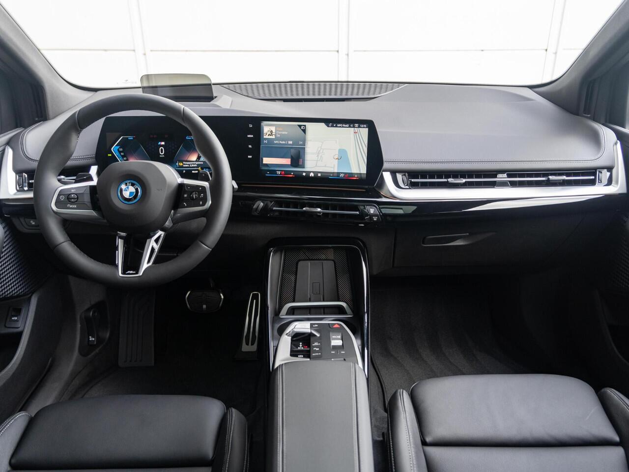 BMW 2-SERIE Active Tourer 225e xDrive | M Sportpakket | Innovation Pack | Verwarmd Stuurwiel | Comfort Access | Panoramadak | Stoelverwarming | Head-Up Display | Trekhaak