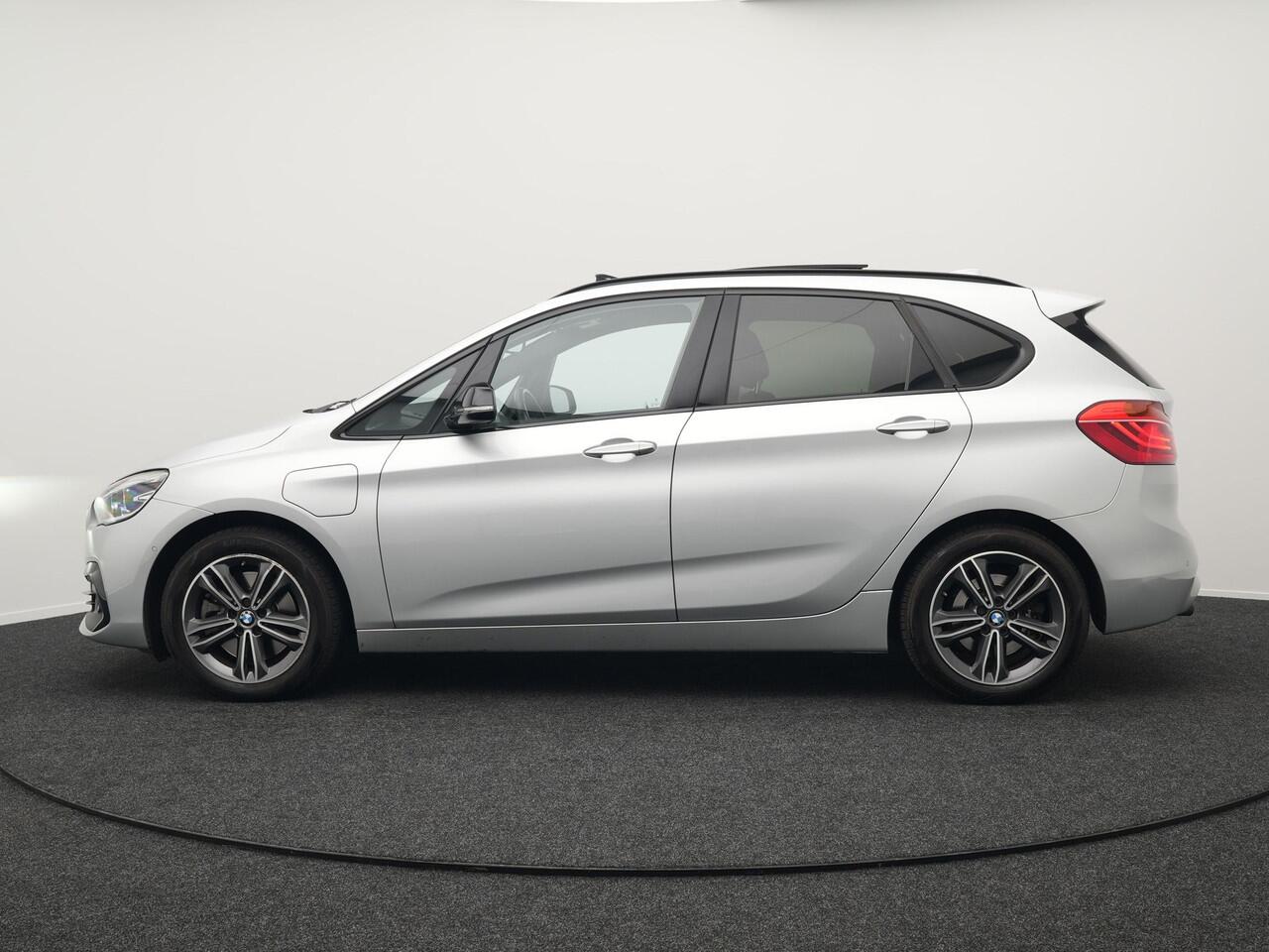 BMW 2-SERIE Active Tourer 225xe iPerformance Sportline Plug In Hybrid 225pk PHEV | Panodak | Sportstoelen Memory | Camera | Stoelverwarming | Navi Full Map | Keyless | LED |