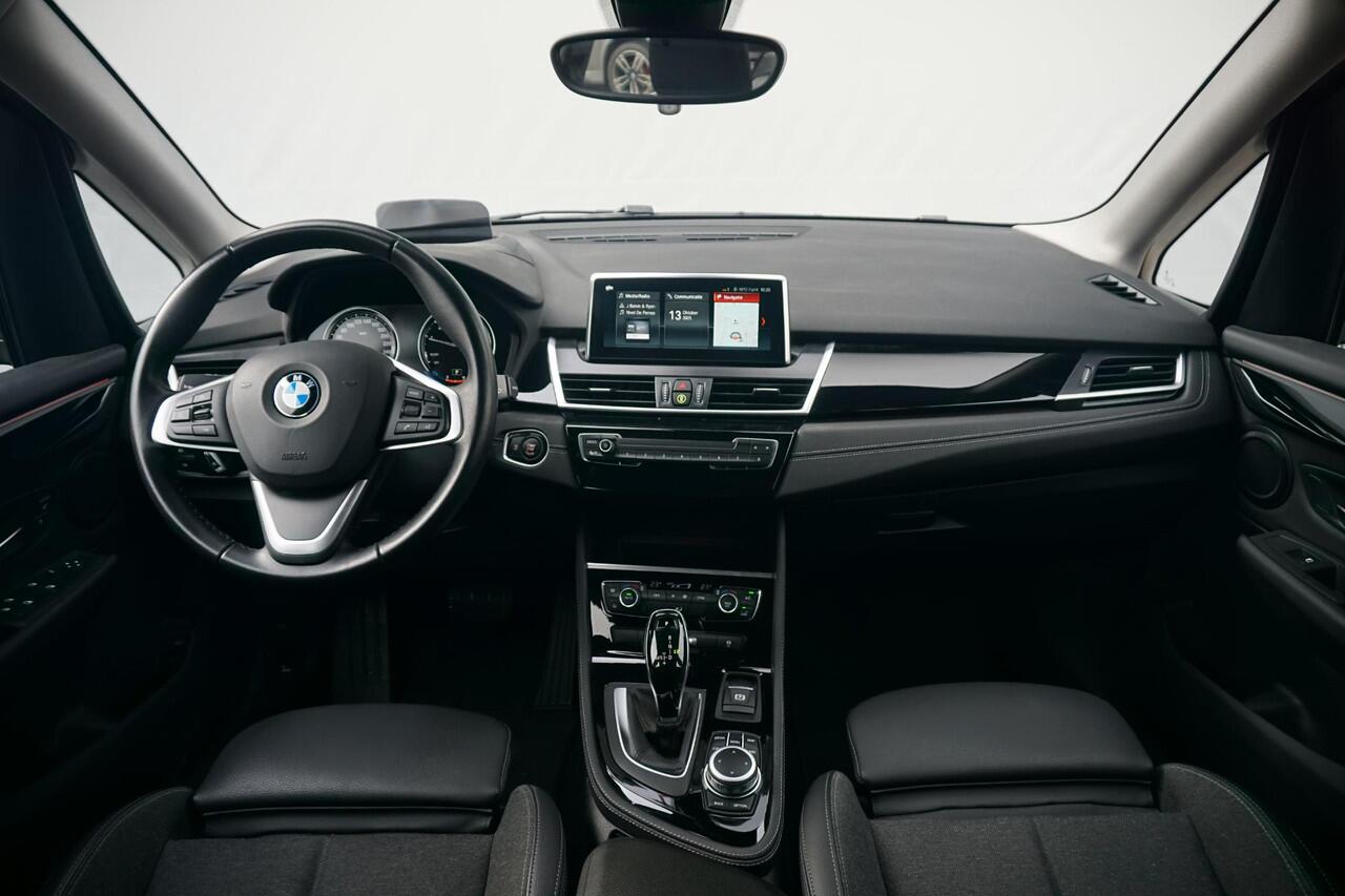 BMW 2-SERIE Active Tourer 218i Executive Sport Line 17'' / Trekhaak / Head-Up Display / PDC