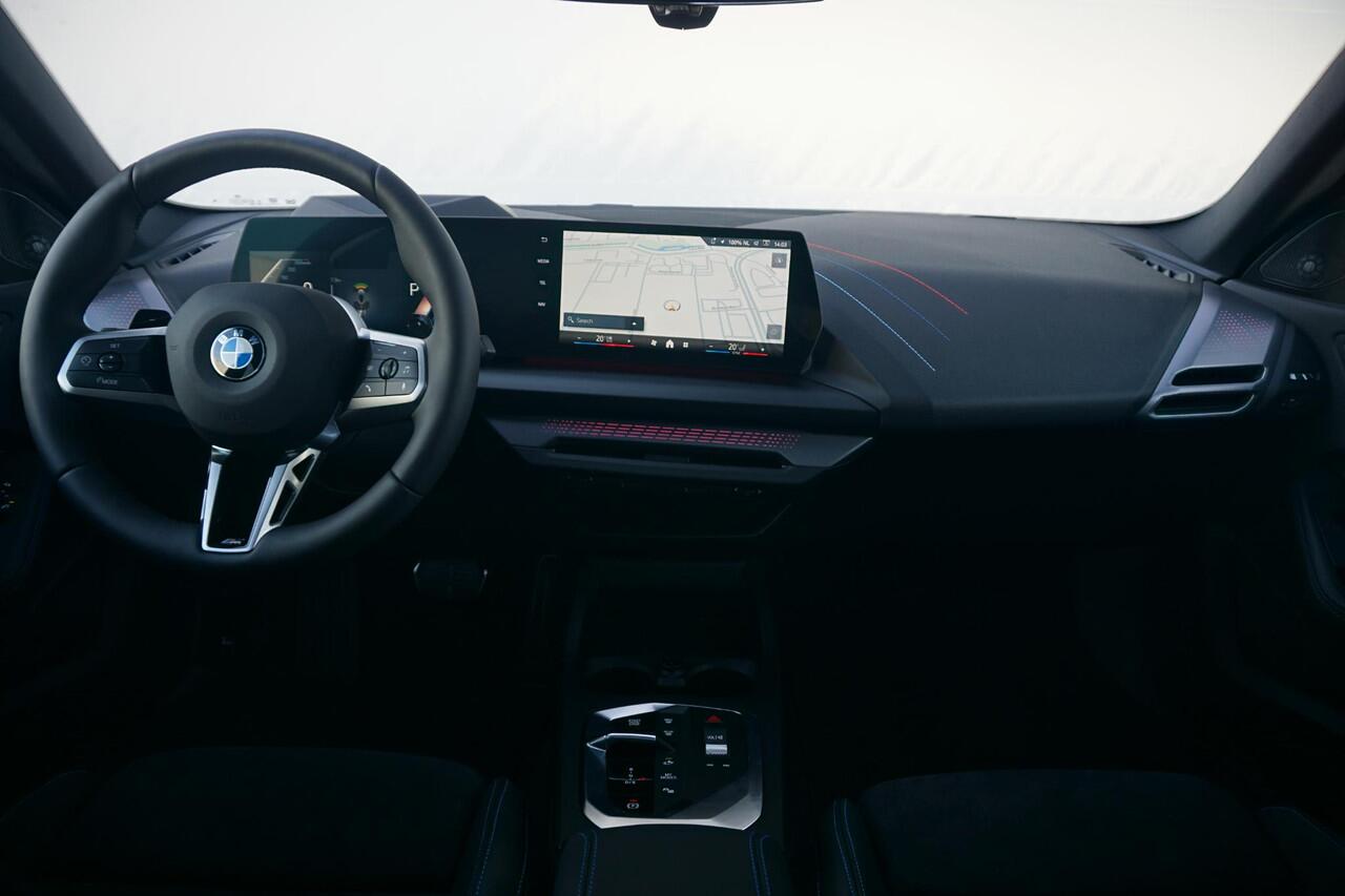 BMW 2-SERIE Gran Coupé 220 M Sportpakket Pro 19'' / Panoramadak / Elektrisch verstelbare stoelen / Head-Up Display / Harman Kardon / Trekhaak