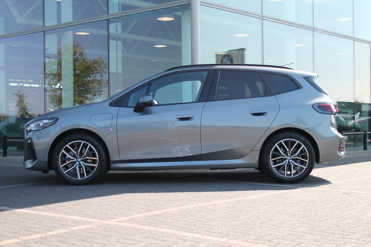 BMW 2-SERIE Active Tourer 225e xDrive High Executive M Sport Automaat / Panoramadak / Trekhaak / Sportstoelen / M Adaptief onderstel / Head-Up / Adaptieve LED / Parking Assistant Plus