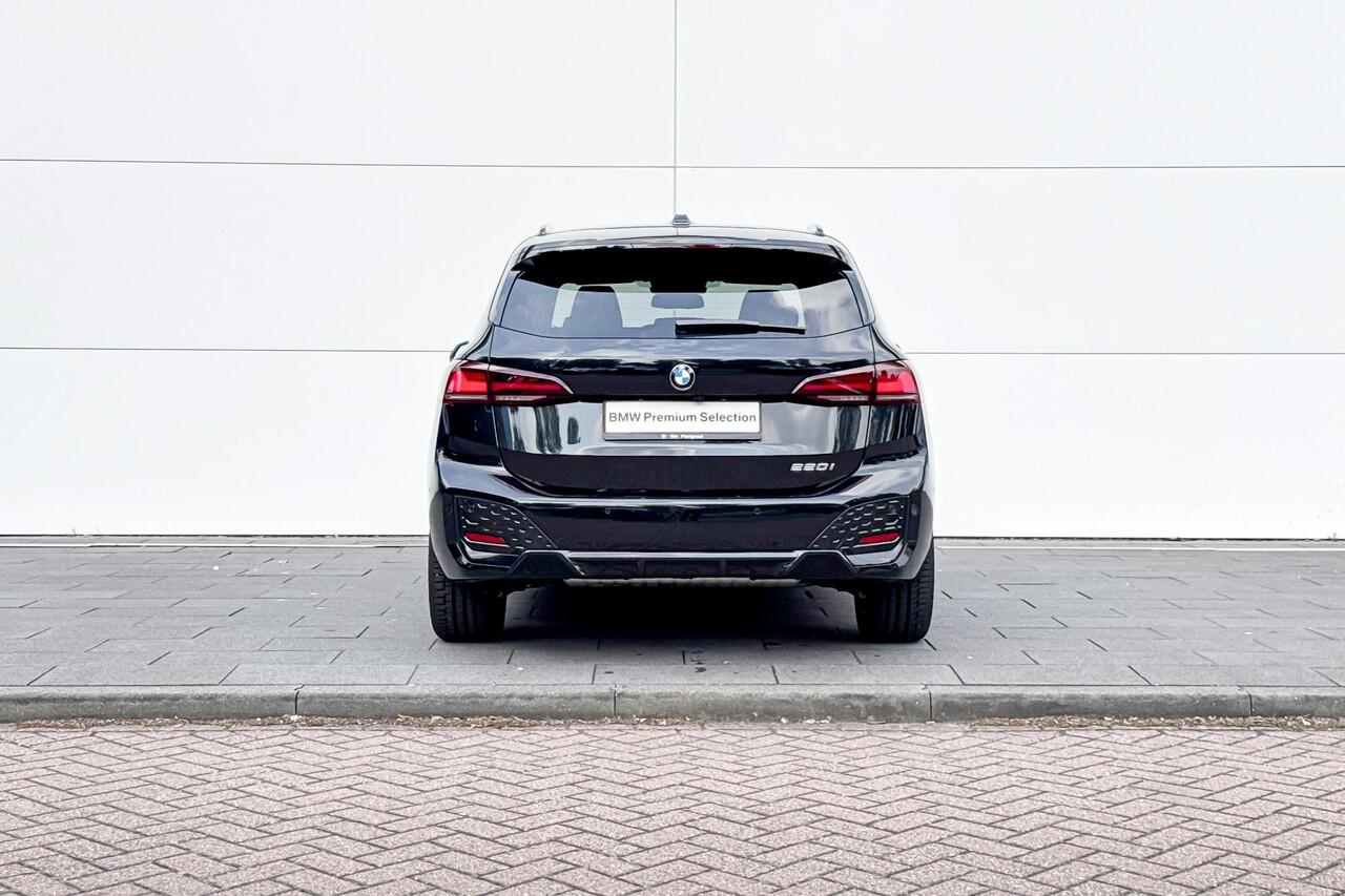 BMW 2-SERIE Active Tourer 220i | Selections | M Sport | Achteruitrijcamera | Trekhaak |