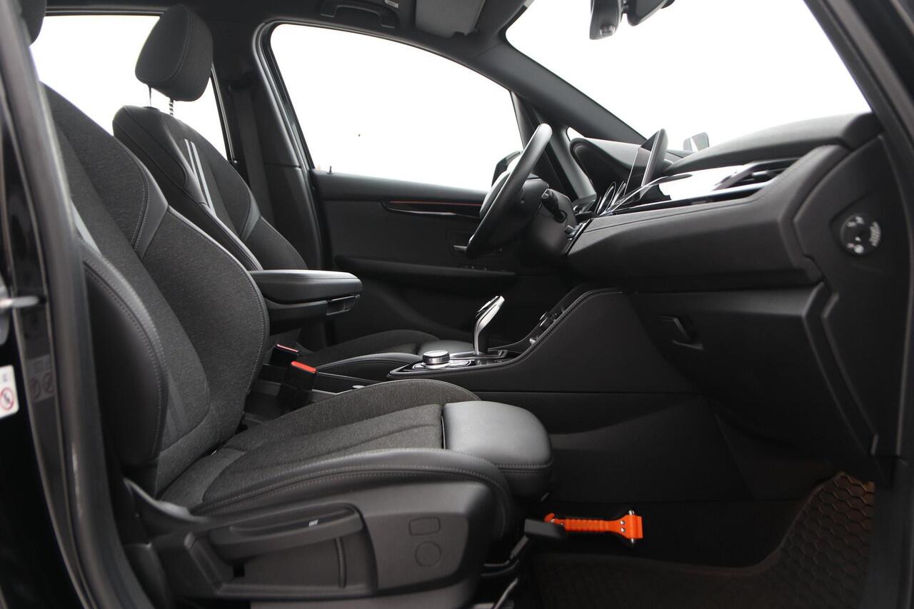 BMW 2-SERIE Active Tourer 218i High Executive | Panoramadak | Trekhaak | Head-Up | Camera