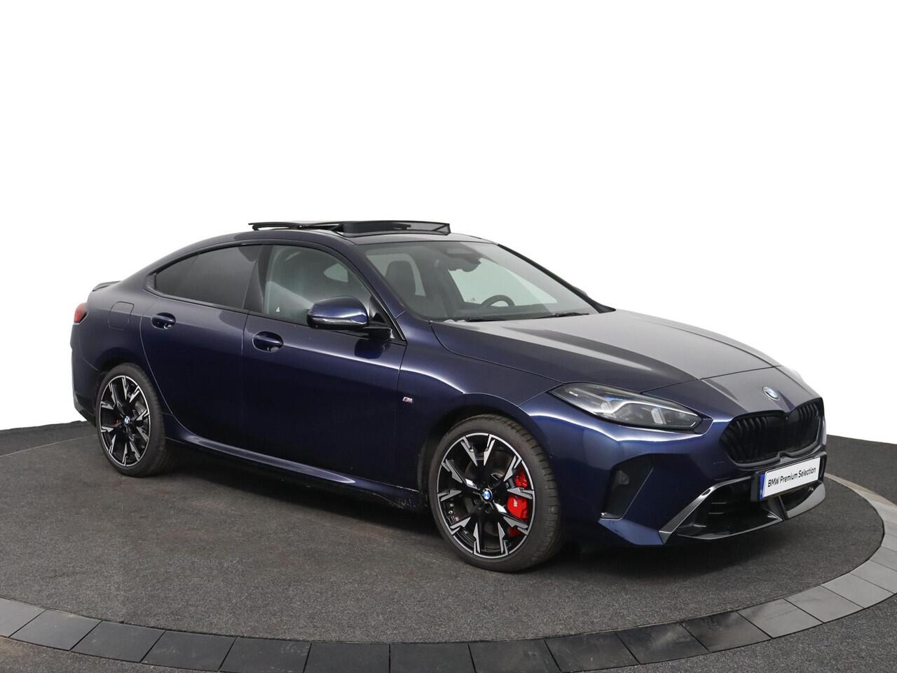 BMW 2-SERIE Gran Coupé 220 M Sport Pro | Glazen Panoramadak | Elektrisch verstelbare lederen stoelen | Harman Kardon | Head-Up Display | Active Cruise Control | 19" M Y-Spaak