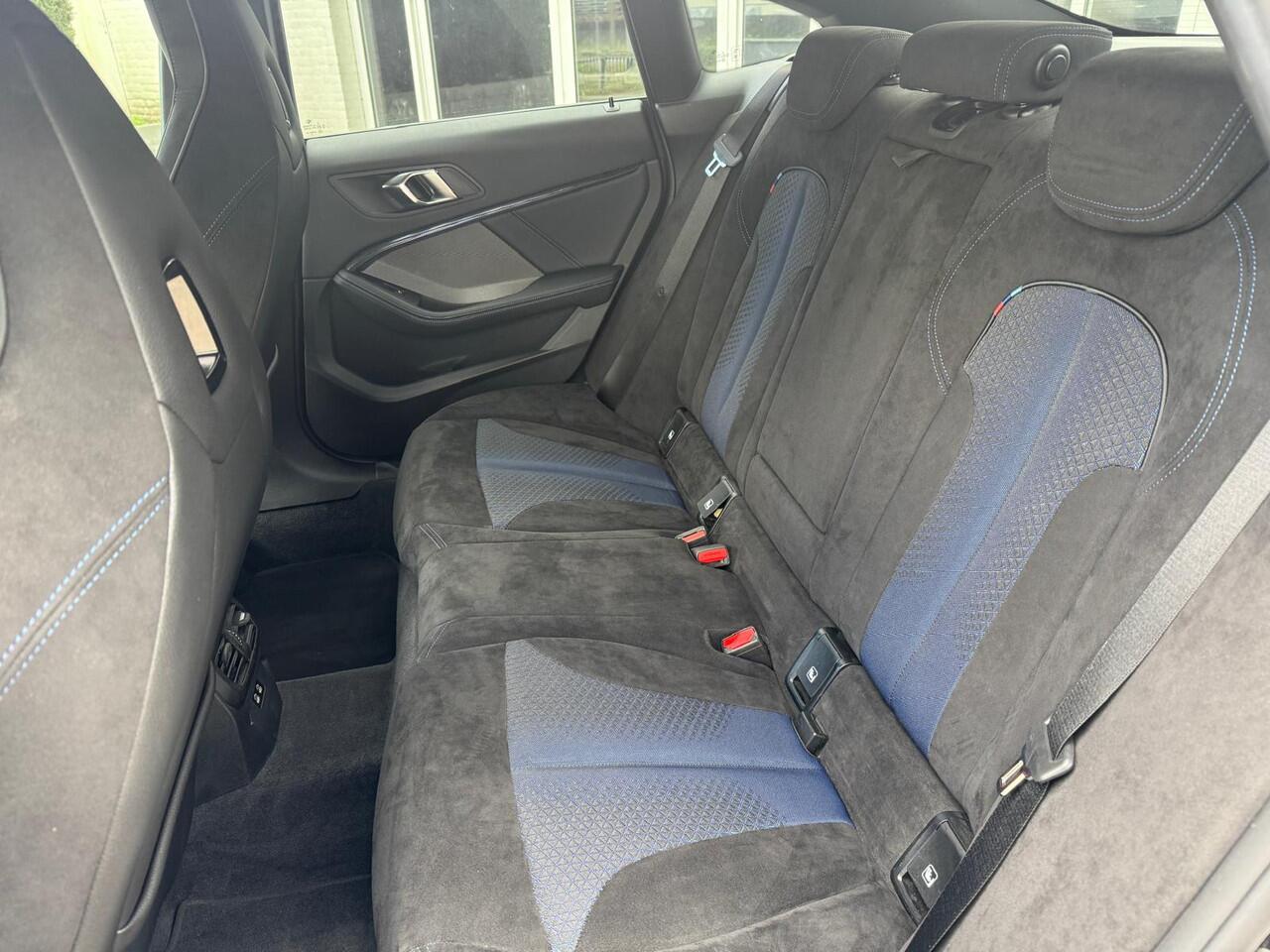 BMW 2-SERIE Gran Coupé M235i xDrive High Exe, M Performance, Schaalstoel, Head-up, Harman/Kardon, Adaptive Cruise . Neem contact op en we maken een afspraak!
