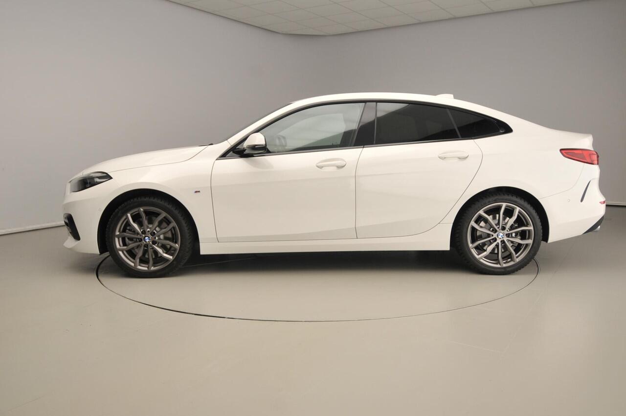 BMW 2-SERIE Gran Coupe 220i | LED | Navigatie | Sportstoelen | Shadow line | DAB | Hifi speakers | Alu 18 inch