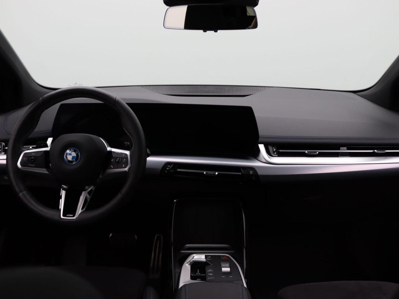 BMW 2-SERIE Active Tourer 225e xDrive M Sportpakket | Premium Pack | Travel Pack | Achteruitrijcamera | Panoramadak | 17"